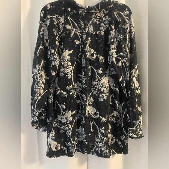 “We The Free “ Blue Floral Top Small relaxed fit - Picture 5 of 9